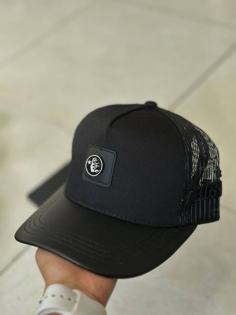 Gorra negra trucker parche llama