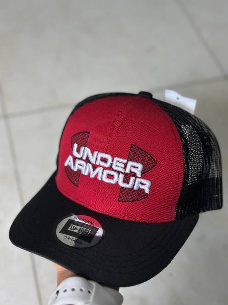 Gorra roja y negra bordado Under Armour trucker