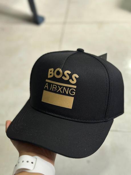 Gorra negra estampada BOSS dorado