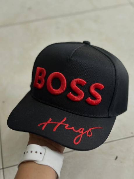 Gorra negra bordado BOSS rojo con firma Hugo