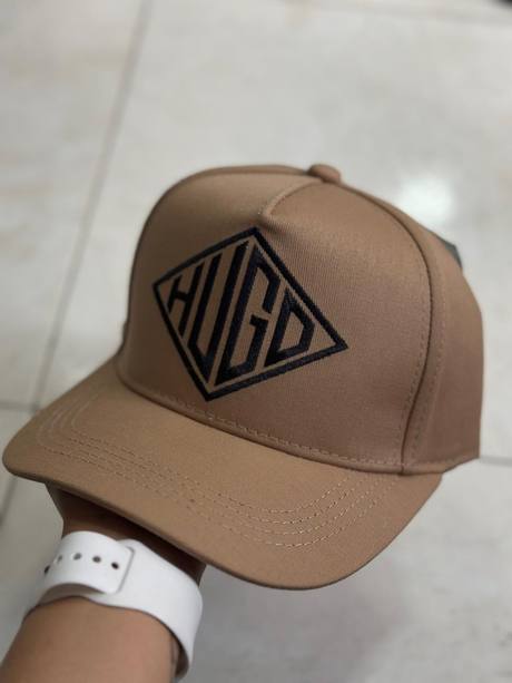 Gorra café bordado HUGO diamante