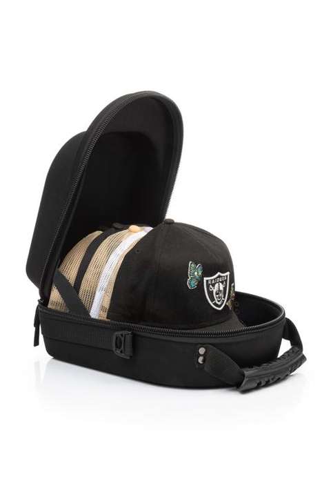 Porta gorras abierto mostrando gorra Raiders protegida